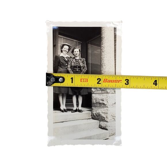 Vtg Sisters Posing Together on Steps Original Monochrome Photography Found 1942 - Picture 3 of 4